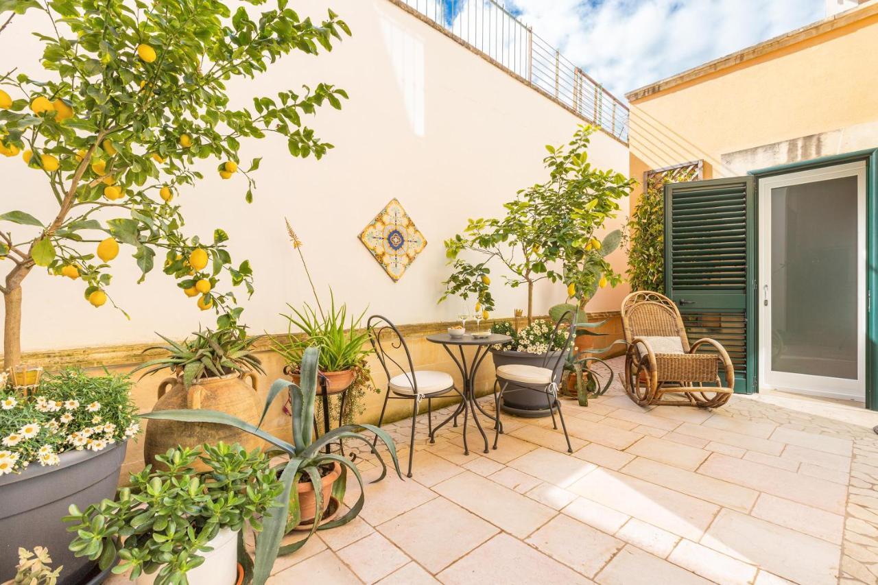 Dimora Le Tre Muse Guesthouse Lecce Exterior photo