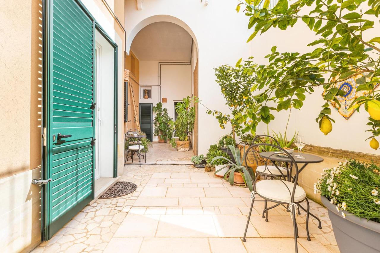 Dimora Le Tre Muse Guesthouse Lecce Exterior photo